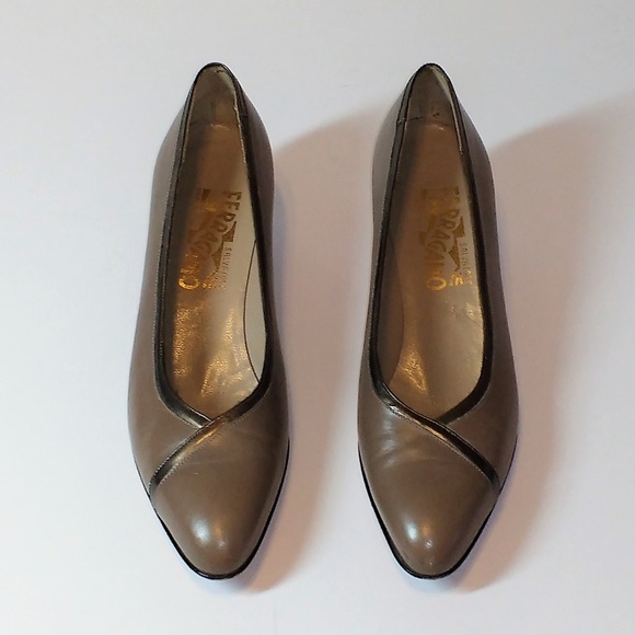 Salvatore Ferragamo Shoes - *Salvatore Ferragamo taupe leather pumps Italy 7.5 Vintage